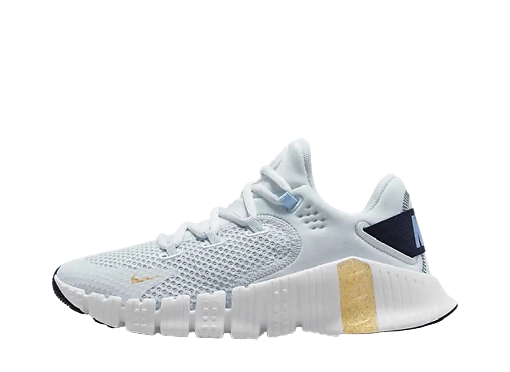 ナイキ ウィメンズ フリー メトコン4 "ピュアプラチナム/メタリックゴールドコイン"