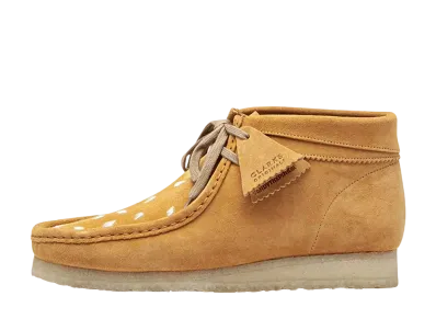 ヴァンディーザピンク × クラークス ワラビー ブーツ "タン/エンブロイダリー"