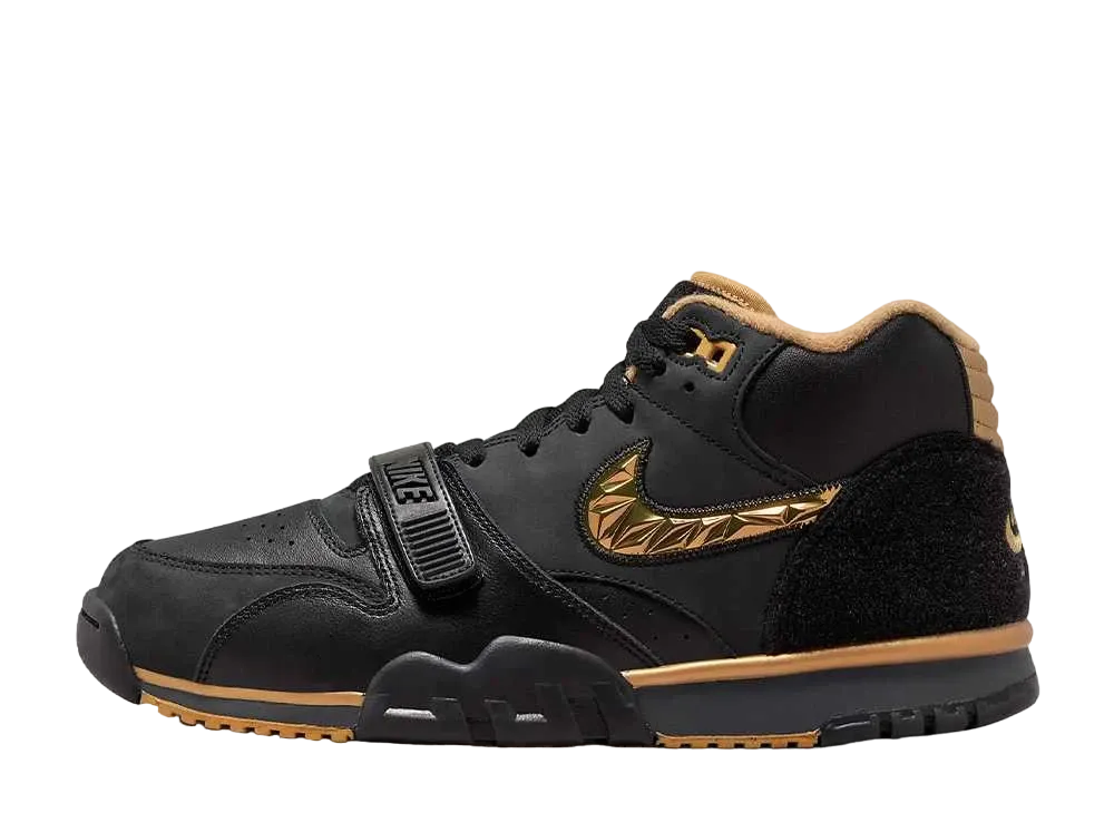 ナイキ エアトレーナー1 カレッジフットボール プレイオフ "ブラック/アンスラサイト/メタリック ゴールド/ゴールドリーフ"