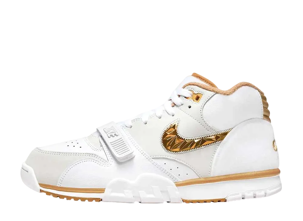 ナイキ エアトレーナー1 カレッジフットボール プレイオフ "ホワイト/メタリック ゴールド/ゴールドリーフ"