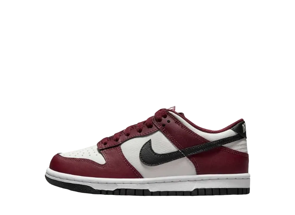 ナイキ GS ダンク ロー "ダークチームレッド/サミットホワイト/ホワイト/ブラック"