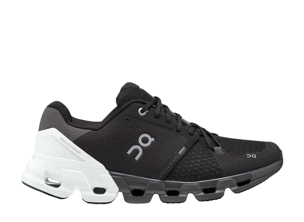 オン クラウドフライヤー4 ワイド "ブラック/ホワイト"