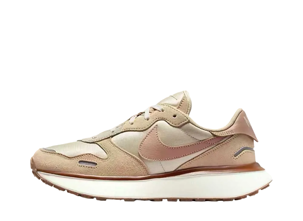 ナイキ ウィメンズ フェニックス ワッフル "サンドリフト/セサミ/メタリックシルバー/ヘンプ"