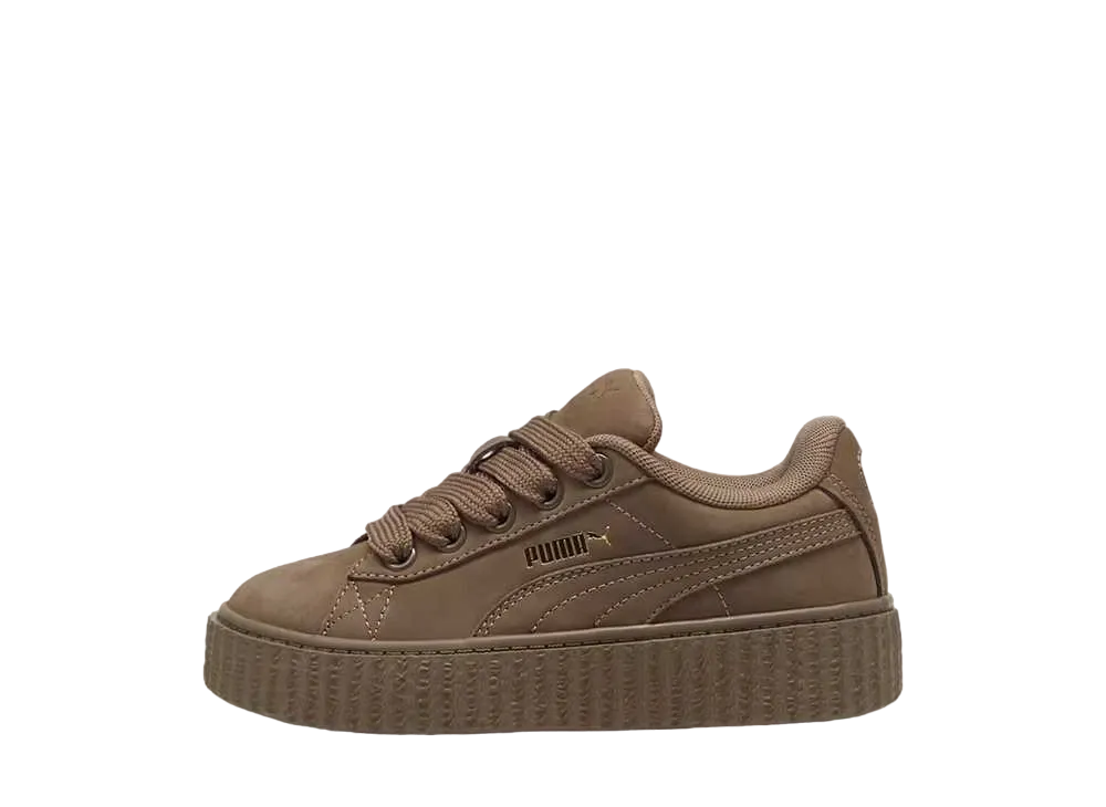 フェンティ × プーマ PS クリーパー ファッティ ヌバック "トータリートープ/プーマゴールド/ウォームホワイト"(キッズ)