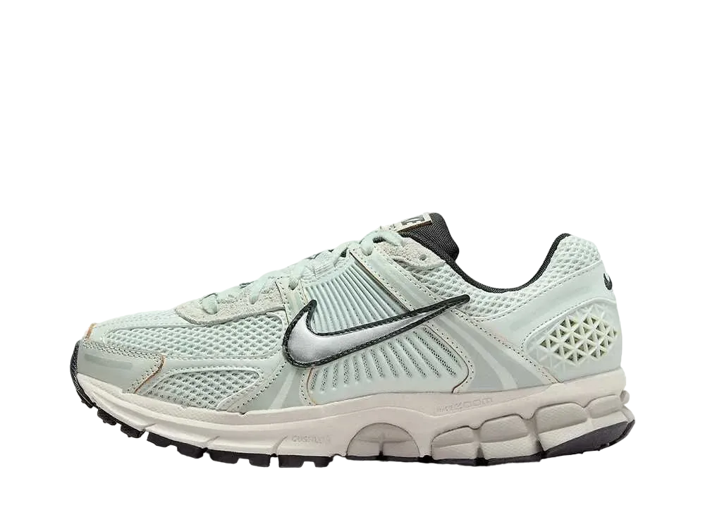 ナイキ ウィメンズ ズーム ボメロ5 "ライトシルバー"