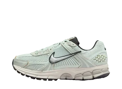 ナイキ ウィメンズ ズーム ボメロ5 "ライトシルバー"