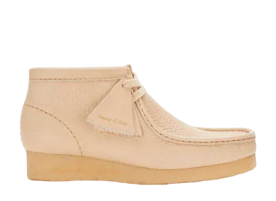 スポーティアンドリッチ × クラークス ワラビーブーツ "クリームパフ"