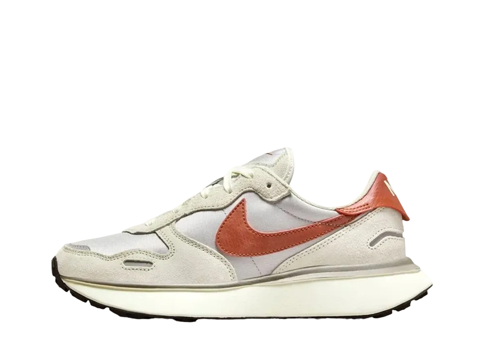 ナイキ ウィメンズ フェニックス ワッフル "ライトボーン/ライトスモークグレー/ライトアイアンオール"