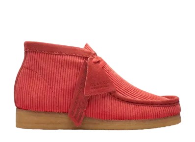 メイドワールドワイド × クラークス ワラビー ブーツ "コーラルコード"