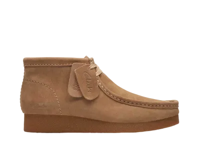 クラークス ウィメンズ ワラビー エヴォ ブーツ "ダークサンドスウェード"