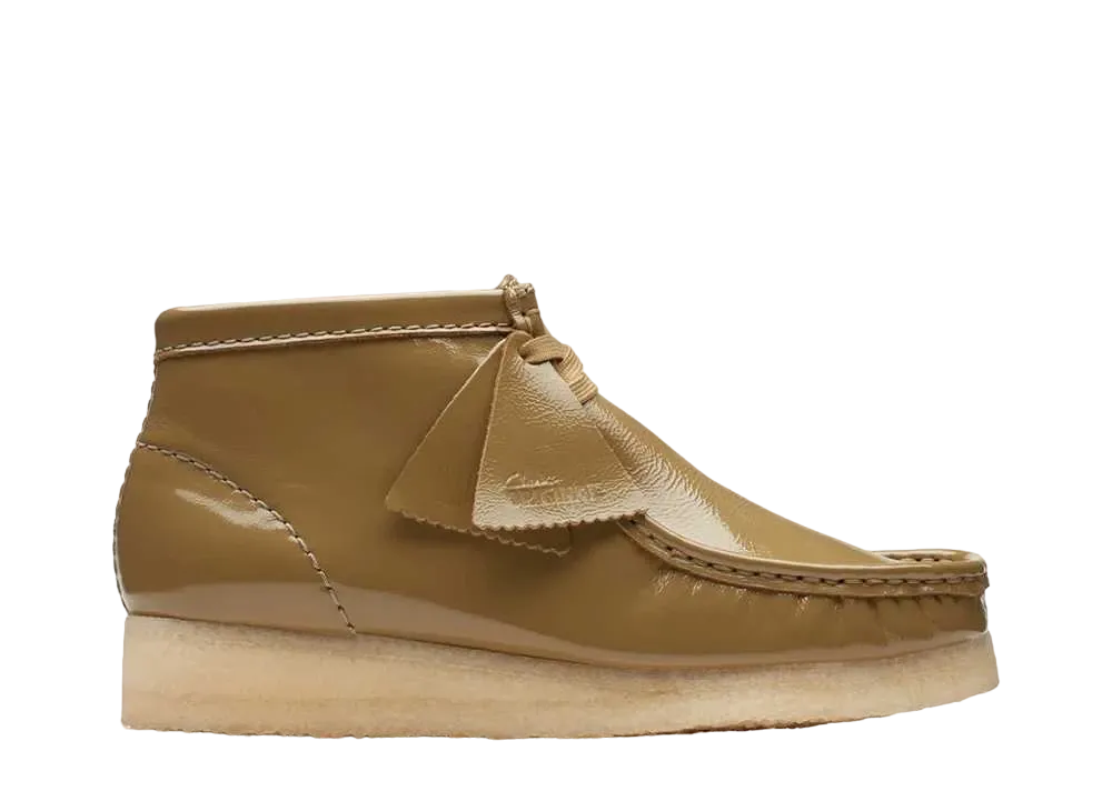 クラークス ウィメンズ ワラビー ブーツ "ダークオリーブパテント"