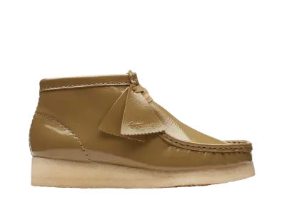 クラークス ウィメンズ ワラビー ブーツ "ダークオリーブパテント"