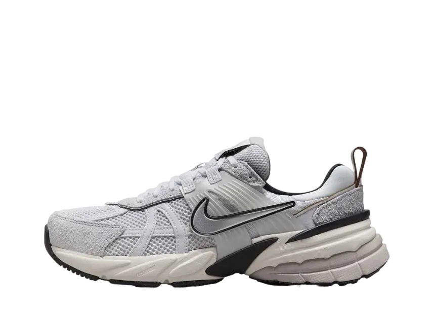 ナイキ ウィメンズ V2K ラン "ピュアプラチナム/プラチナムティント/ライトボーン/クロム"