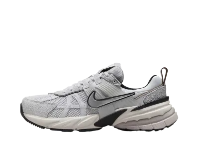 ナイキ ウィメンズ V2K ラン "ピュアプラチナム/プラチナムティント/ライトボーン/クロム"