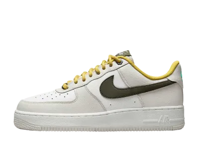 ナイキ エアフォース1 '07 プレミアム "ライトボーン/サミットホワイト/ビビッドサルファー/カーゴカーキ"