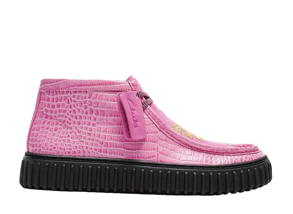 ビズ スケートボード × クラークス トーヒル ハイ "ピンクインタレスト"