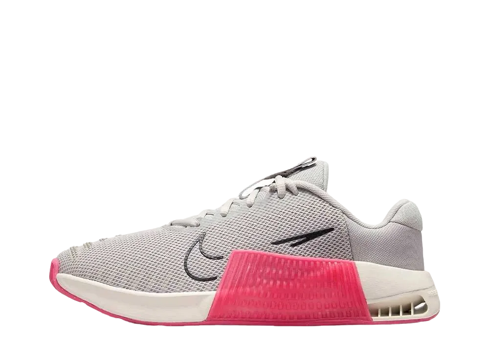 ナイキ ウィメンズ メトコン9 "ライトアイアンオール/ライトオールウッドブラウン/カーキ/アスターピンク"