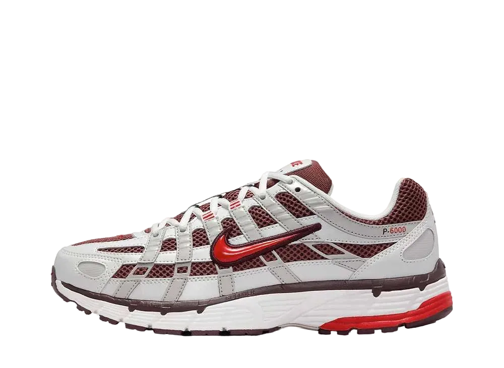 ナイキ ウィメンズ P-6000 "メタリックサミットホワイト/ダークポニー/ライトアイアンオール/ファイヤーレッド"