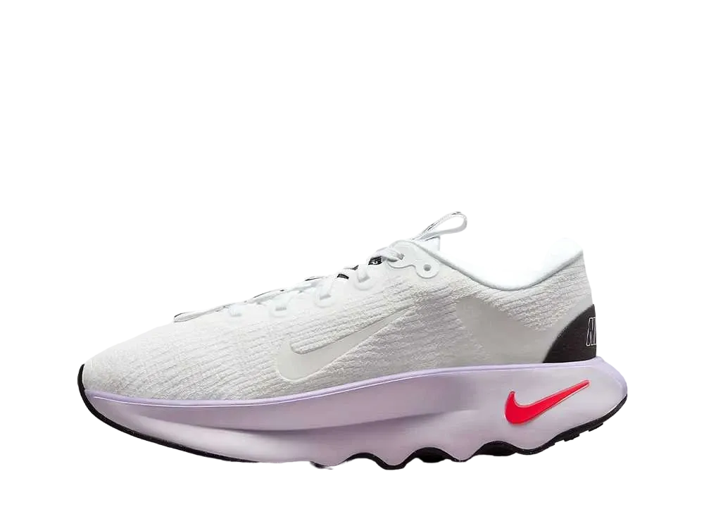 ナイキ ウィメンズ モティバ "ホワイト/ライラックブルーム/ベアリーグレープ"