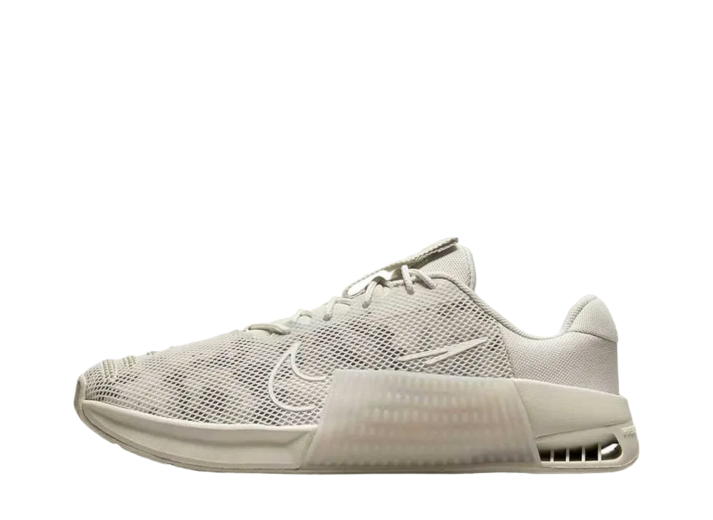 ナイキ ウィメンズ メトコン9 AMP "ライトボーン/ライトオールウッドブラウン/ファントム/セイル"