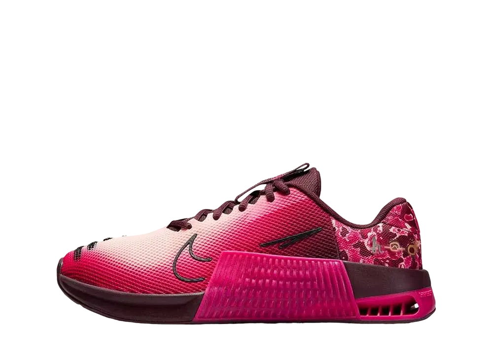 ナイキ ウィメンズ メトコン9 AMP "バーガンディクラッシュ/ダークビートルート/ラッシュピンク/ブラック"