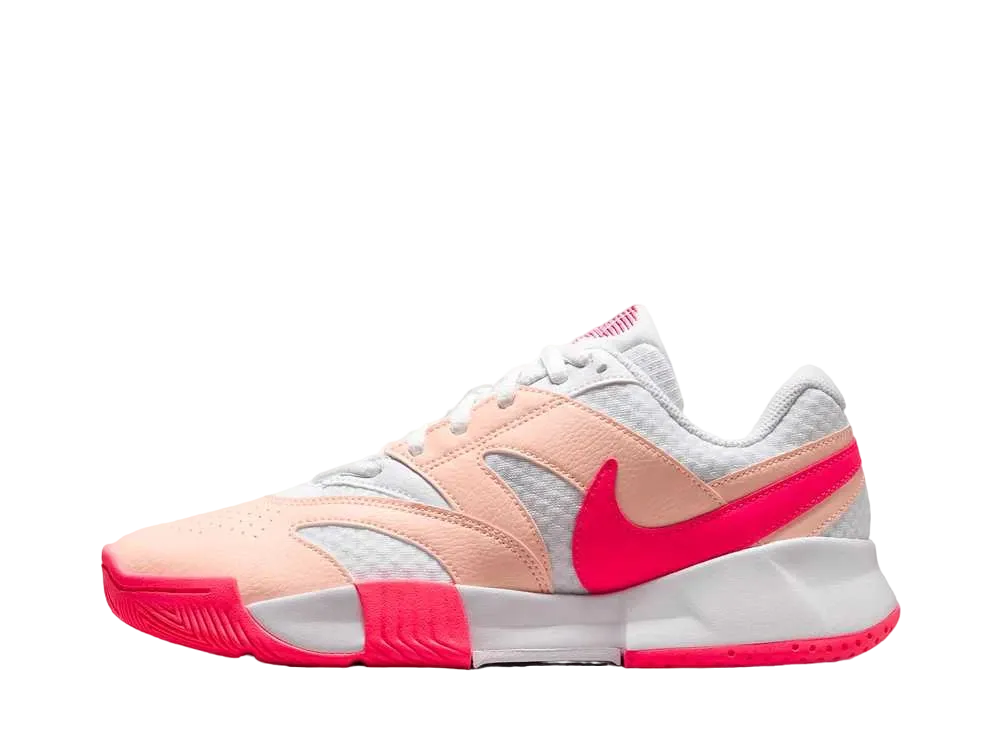 ナイキ ウィメンズ コートライト4 "ホワイト/クリムゾンティント/アスターピンク/ホットパンチ"