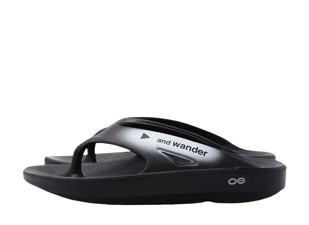 oofos x and wander OOriginal recovery sandal "BLACK"