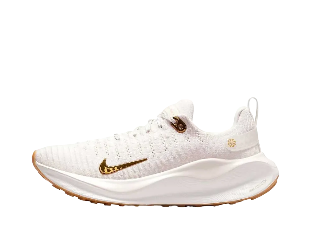 ナイキ ウィメンズ インフィニティラン4 "ファントム/ホワイト/ガムライトブラウン/メタリックゴールド"