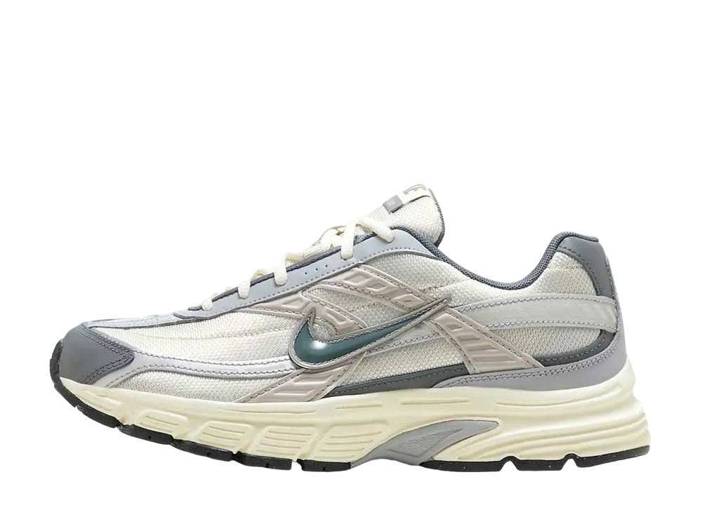 ナイキ イニシエーター "ライトボーン/ココナッツミルク/メタリックシルバー/スモークグレー"