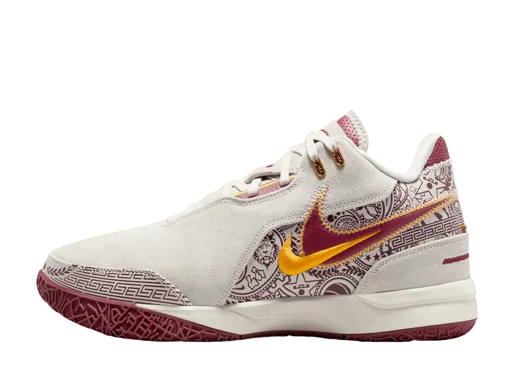 ナイキ レブロン NXXT ジェン "ライトボーン/チームクリムゾン/ユニバーシティゴールド"