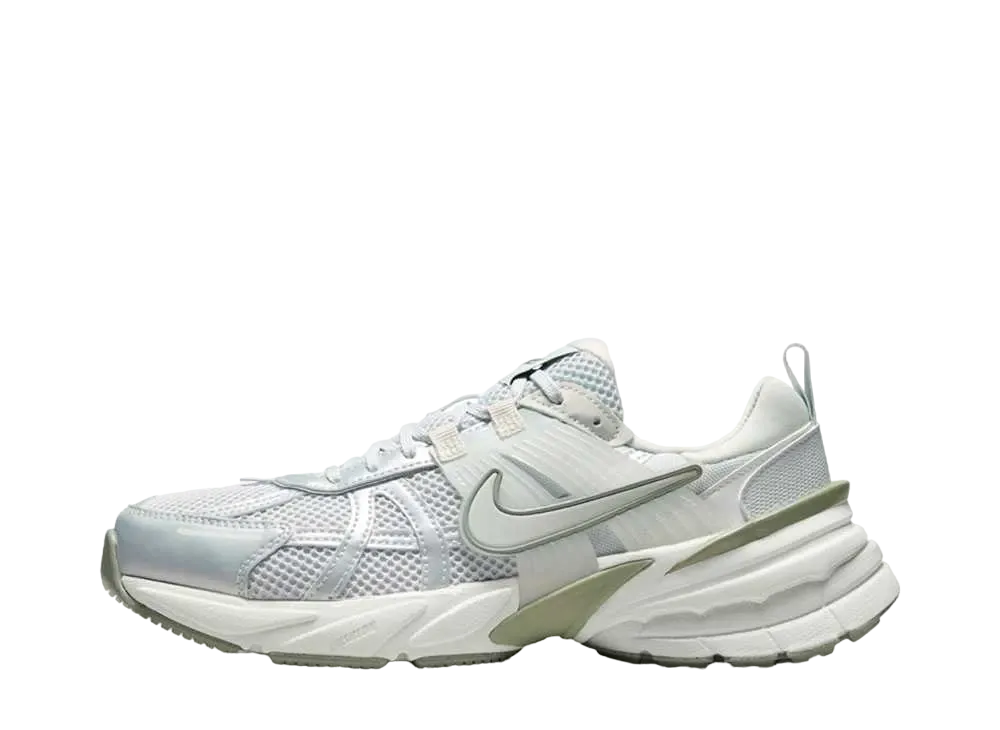 ナイキ ウィメンズ V2K ラン "フォトンダスト/ライトシルバー/サミットホワイト"