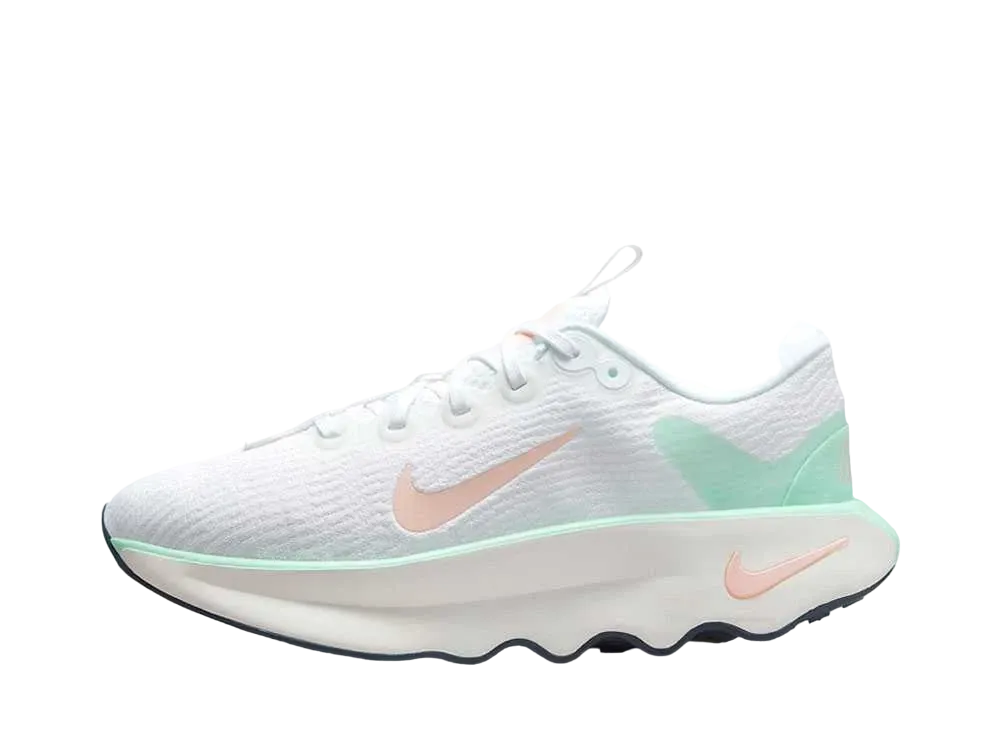 ナイキ ウィメンズ モティバ "ホワイト/ミントフォーム/セイル/サンセットティント"