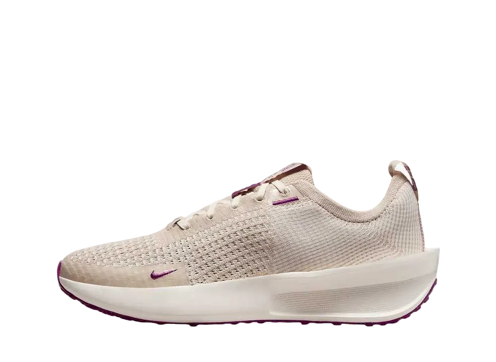 ナイキ ウィメンズ インタラクト ラン SE "サンドドリフト/セイル/ペールアイボリー/バイオテック"