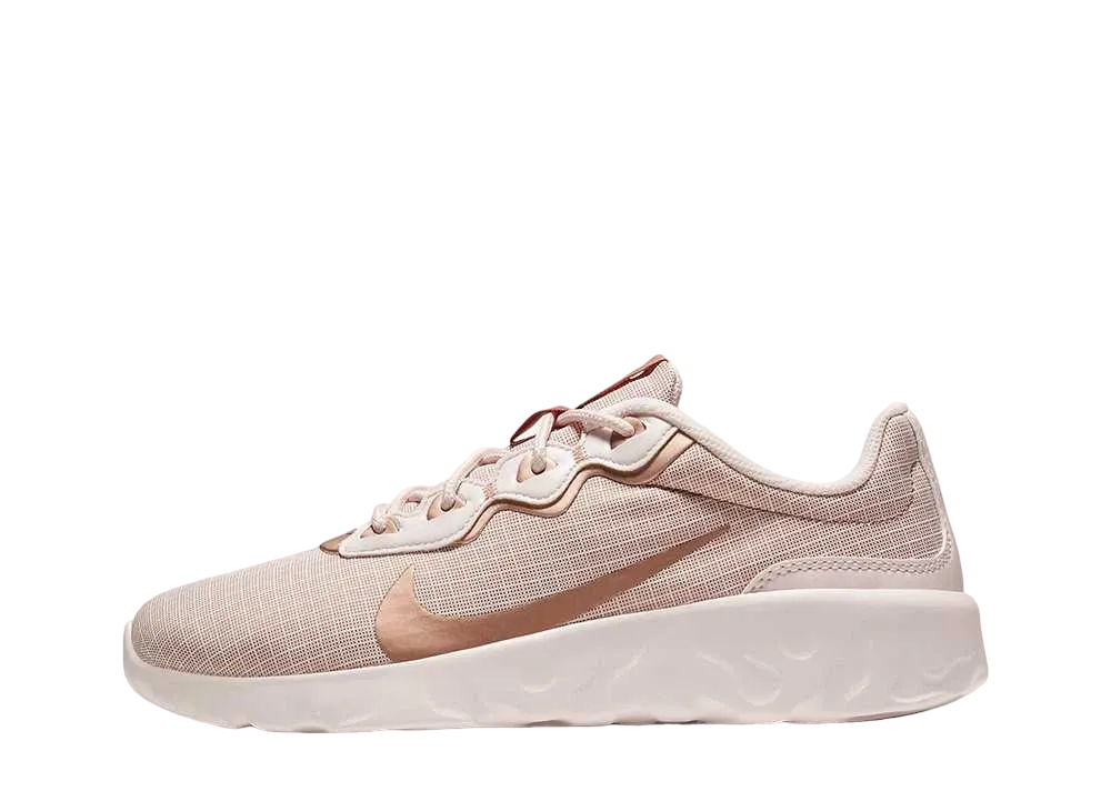ナイキ ウィメンズ エクスプローラー ストラーダ "ライトソフトピンク/メタリックレッドブロンズ"