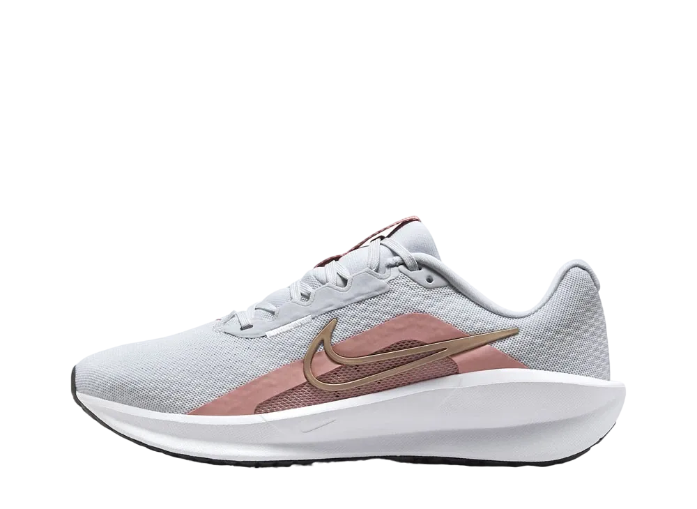 ナイキ ウィメンズ ダウンシフター13 "ホワイト/レブスターダスト/ブラック/メタリックレッドブロンズ"