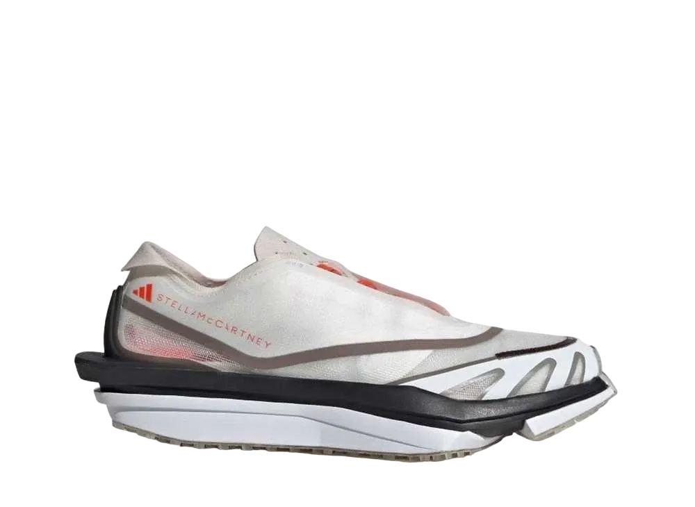 ステラマッカートニー × アディダス ウィメンズ アースライト 2.0 ロー カーボン "ホワイト/ユーティリティブラック/アクティブオレンジ"