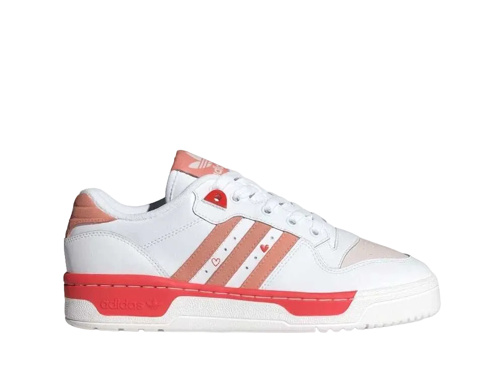 アディダス ウィメンズ ライバルリー ロー "フットウェアホワイト/ワンダークレイ/ブライトレッド"