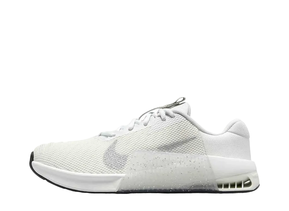 ナイキ ウィメンズ メトコン9 プレミアム "サミットホワイト/セイル/ブラック/メタリックシルバー"