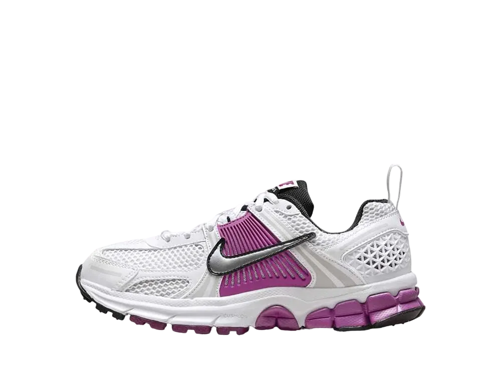 ナイキ GS ボメロ5 "ホワイト/ピュアプラチナム/ホットフューシャ/メタリックプラチナム"