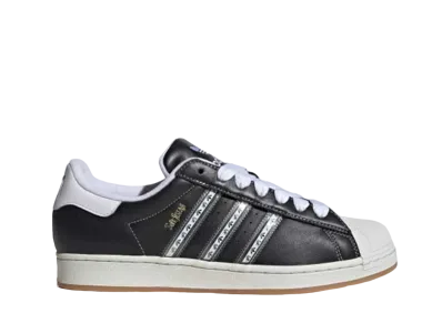 コーン × アディダスオリジナルス スーパースター "ブラック/ホワイト"