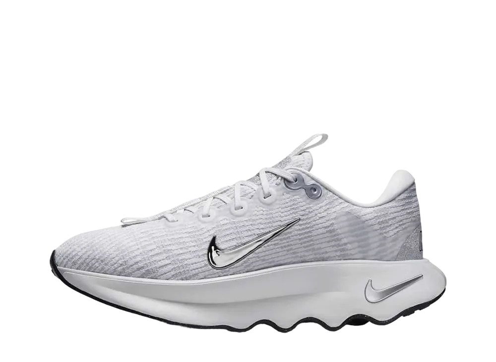 ナイキ ウィメンズ モティバ プレミアム "サミットホワイト/ピュアプラチナム/ブラック/メタリックシルバー"