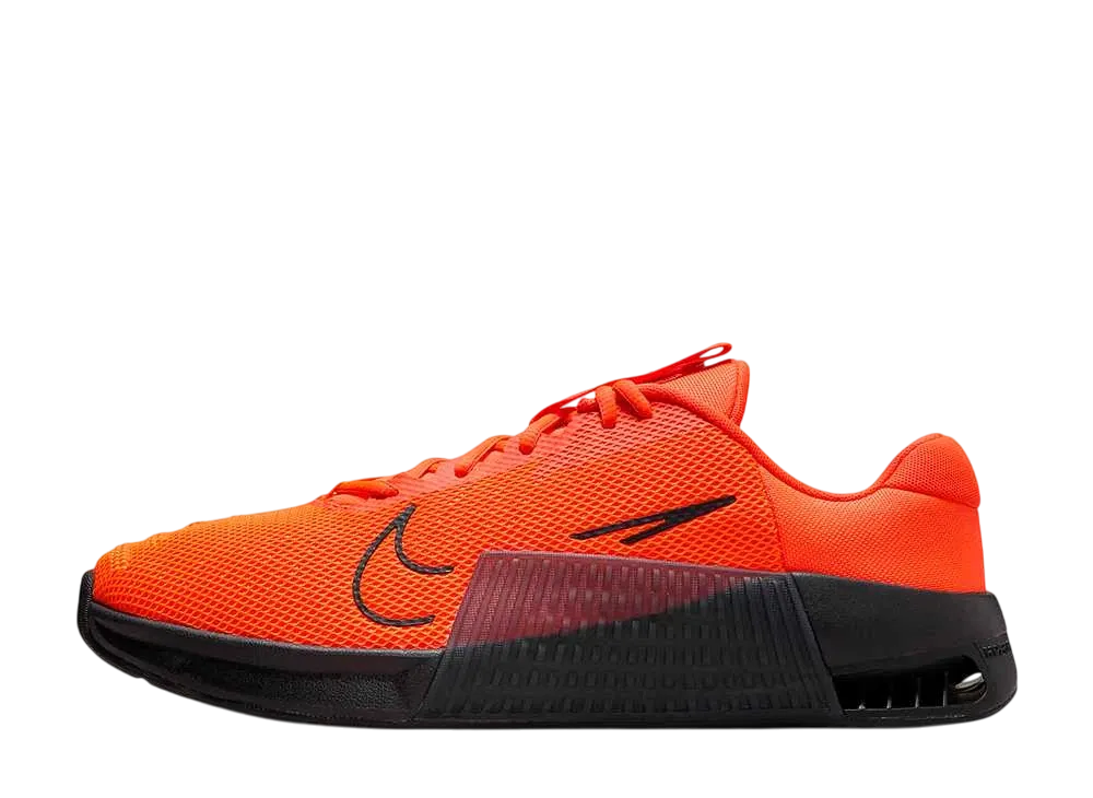 ナイキ メトコン9 "ハイパークリムゾン/ハイパーオレンジ/ブラック"