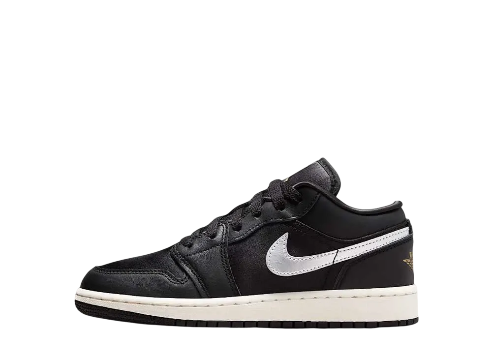 ナイキ GS エアジョーダン1 ロー SE "ブラック/セイル/メタリックゴールド/メタリックシルバー"