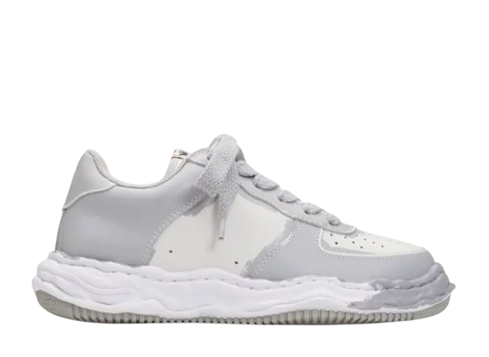 メゾンミハラヤスヒロ ウェイン OG ソール プリント レザー ロートップ スニーカー "グレー/ホワイト" (A11FW725)