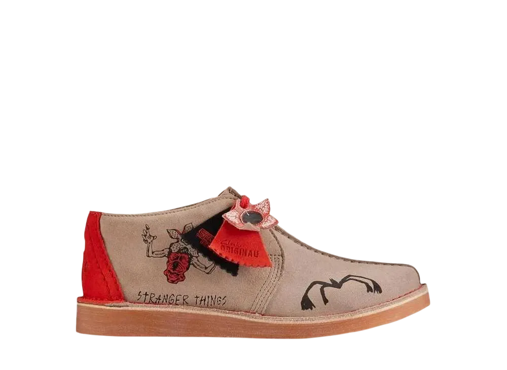 ストレンジャー シングス × クラークス GS デザートトレック "サンド/インタレスト"