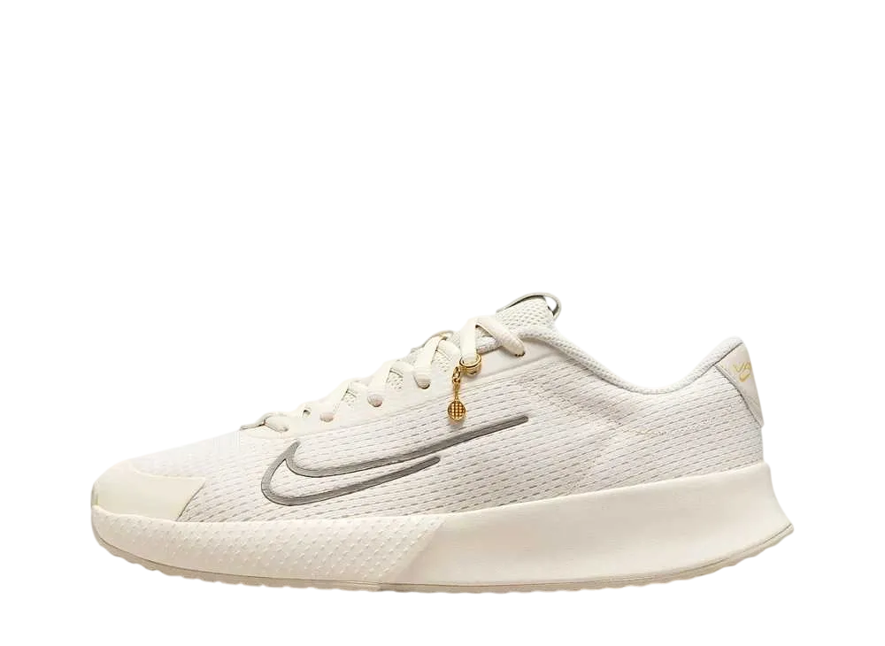 ナイキ ウィメンズ コートヴェイパーライト2 PRM "ペールアイボリー/ライトオールウッドブラウン/メタリックゴールド/メタリックピューター"