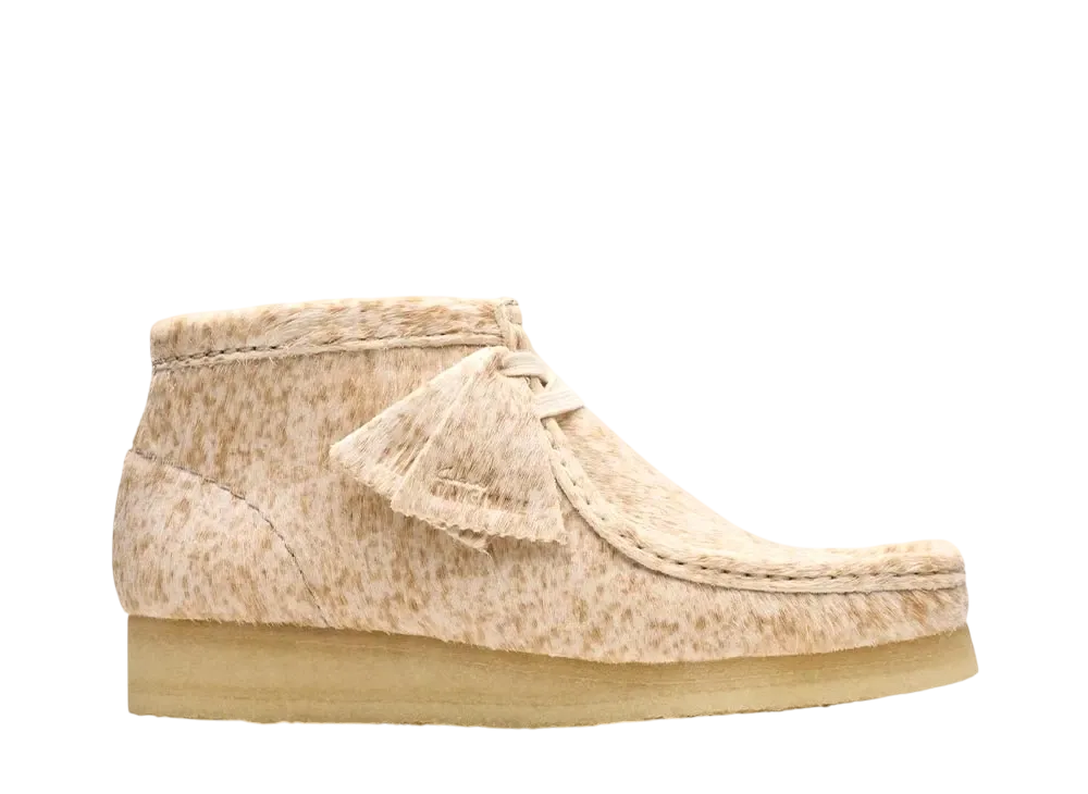 クラークス ウィメンズ ワラビーブーツ "スペクルドヘアーオン"