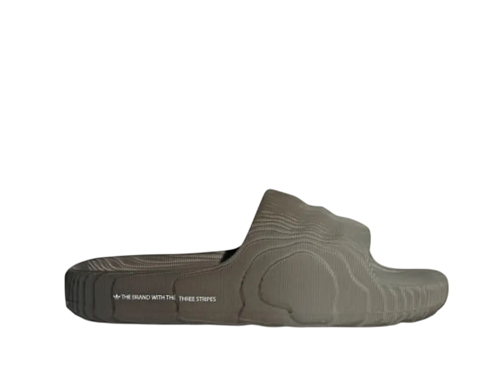 アディダス アディレッタ22 スライド "シルバーペブル/シャドウオリーブ/オフホワイト"