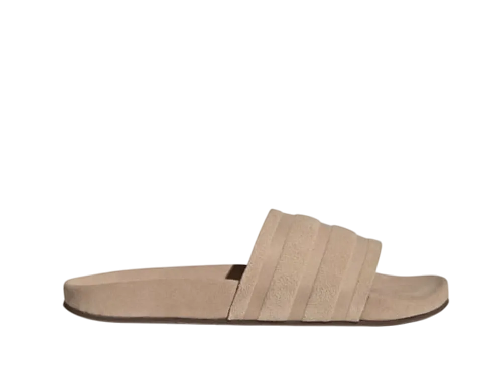 アディダスオリジナルス アディレッタ スウェードサンダル "マジックベージュ/ガム"