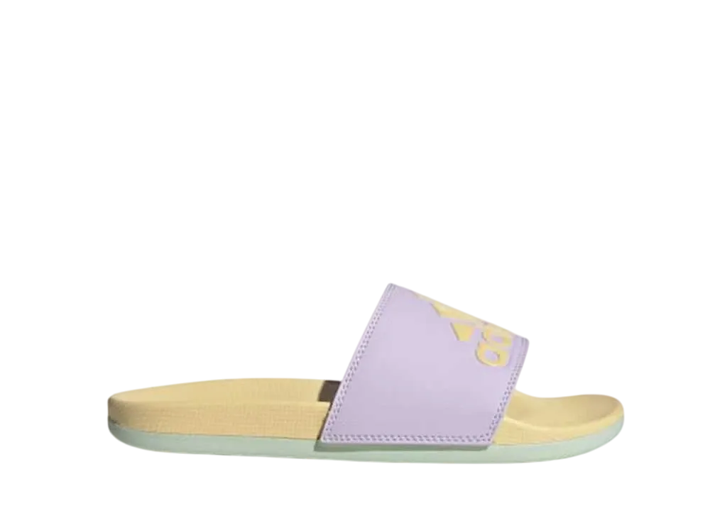 アディダス ウィメンズ アディレッタ コンフォート スライド "アイスラベンダー/オレンジティント/リネングリーン"